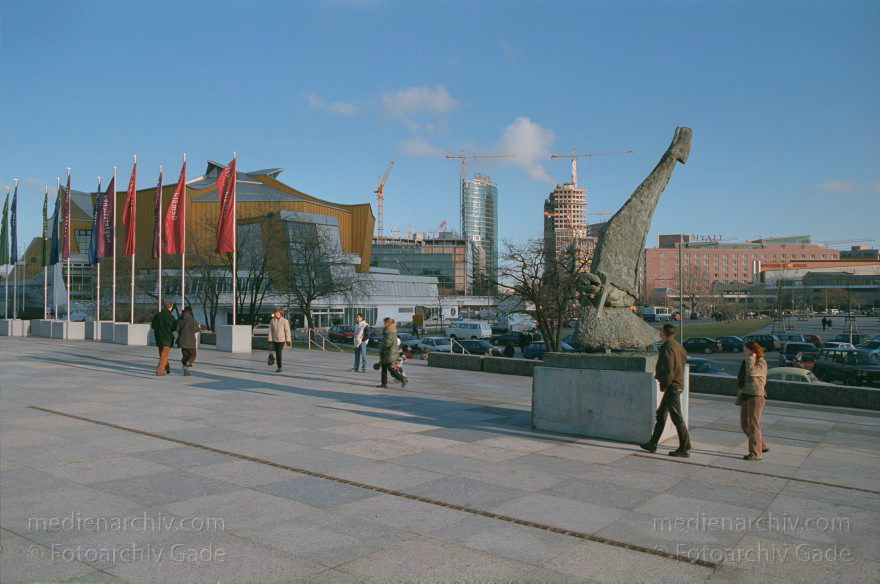 Berlin. Tiergarten. Kulturforum
11. 7. 2001. Berlin. Mitte. Tiergarten. Kulturforum. Philharmonie
Schlüsselwörter: Berlin;Deutschland;Germany;Kammermusiksaal;Kulturforum;Philharmonie;Potsdamer Platz;2001;Tiergarten