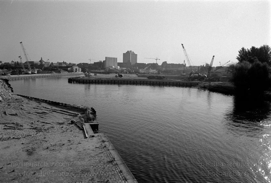 Berlin. Tiergarten
1996. Berlin. Mitte. Tiergarten. Fluss Spree
Schlüsselwörter: Berlin;Deutschland;Fluss;Germany;Lehrter Bahnhof;Spree;1996;Tiergarten