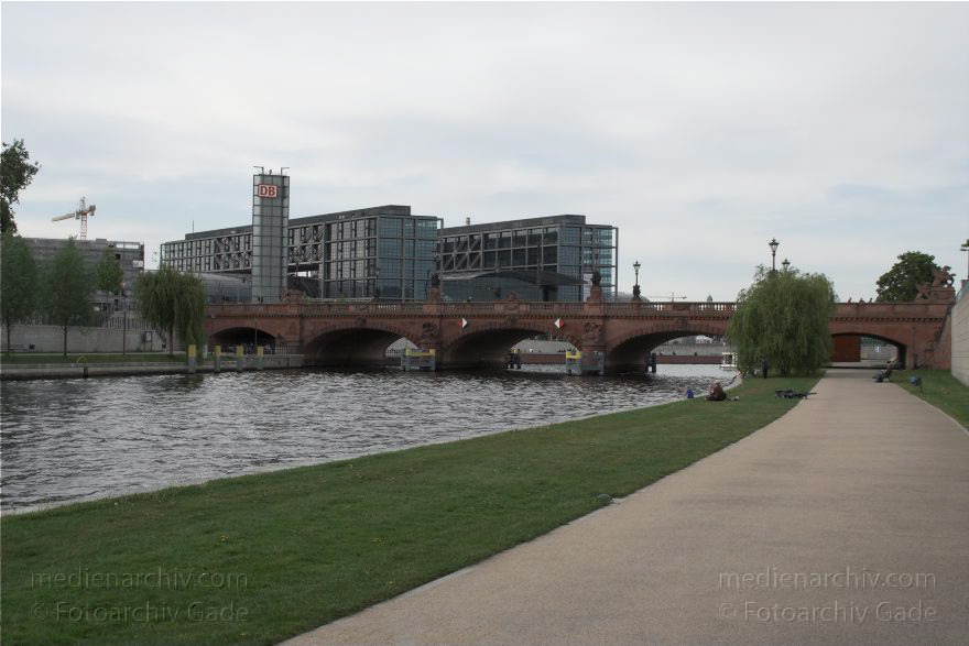 Berlin. Tiergarten. Spree. Motlkebrücke. Hauptbahnhof
9. 5. 2009. Berlin. Mitte. Tiergarten. Fluss Spree. Moltkebrücke. Hauptbahnhof
Schlüsselwörter: Berlin;Deutschland;Fluss;Germany;Hauptbahnhof;Moltkebrücke;Spree;Spreeufer;2009;Tiergarten