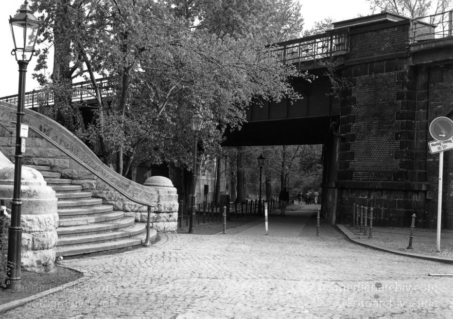 Berlin. Tiergarten
Berlin. Mitte. Tiergarten. April 1991
Schlüsselwörter: Berlin;Deutschland;Germany;1991;Tiergarten