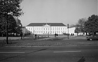 Dateiname=Berlin-Mitte-Tiergarten-Bellevue-199311-13.jpg
Dateigröße=195KB
Abmessungen: 880x559
hinzugefügt am: 04. Januar 2016 Berlin-Mitte-Tiergarten-Bellevue-199311-13.jpg