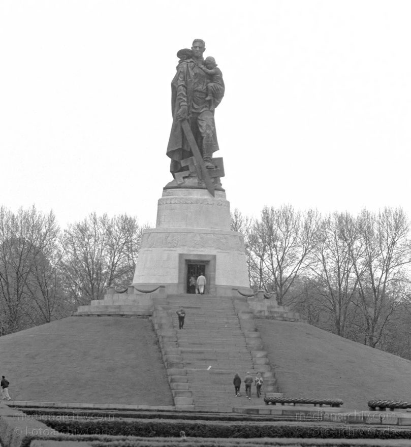 Berlin. Treptow. Sowjetisches Ehrenmal
16. 04. 1990. Berlin. Treptow. Sowjetisches Ehrenmal im Treptower Park, auch Treptower Ehrenmal
Schlüsselwörter: Berlin;Denkmal;Deutschland;Germany;Sowjetisches Ehrenmal;Treptow;Treptower Ehrenmal;1990;Treptower Park