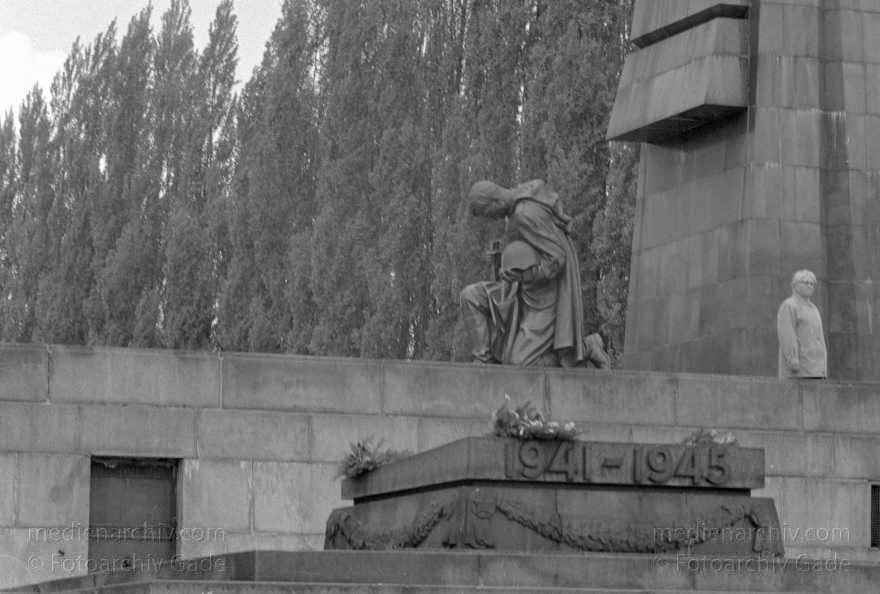 Berlin. Treptow. Sowjetisches Ehrenmal
16. 04. 1990. Berlin. Treptow. Sowjetisches Ehrenmal im Treptower Park, auch Treptower Ehrenmal
Schlüsselwörter: Berlin;Denkmal;Deutschland;Germany;Sowjetisches Ehrenmal;Treptow;Treptower Ehrenmal;1990;Treptower Park