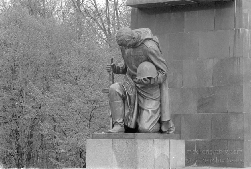 Berlin. Treptow. Sowjetisches Ehrenmal
16. 04. 1990. Berlin. Treptow. Sowjetisches Ehrenmal im Treptower Park, auch Treptower Ehrenmal
Schlüsselwörter: Berlin;Denkmal;Deutschland;Germany;Sowjetisches Ehrenmal;Treptow;Treptower Ehrenmal;1990;Treptower Park
