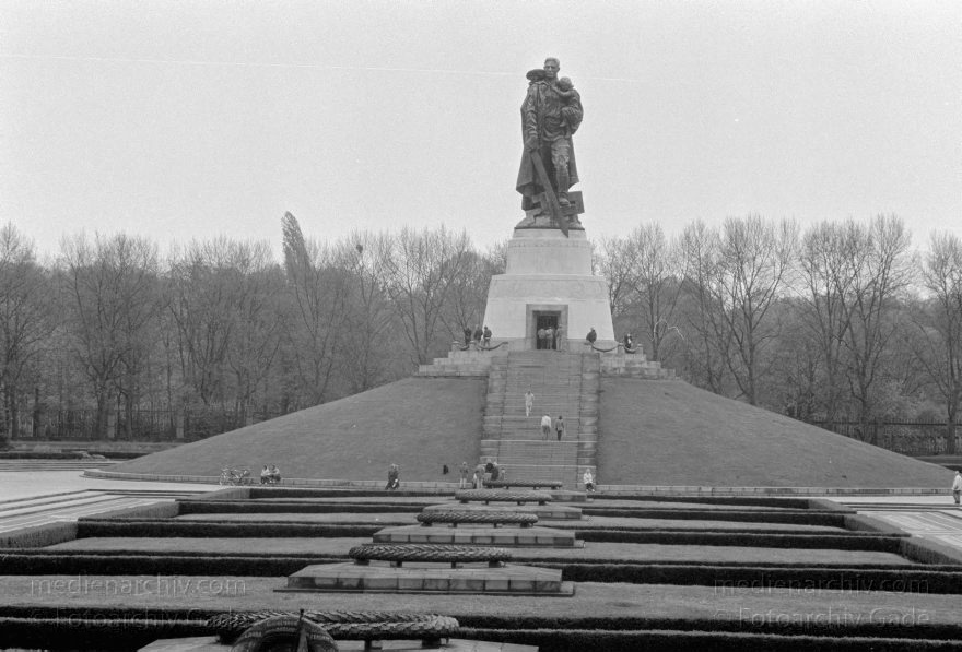 Berlin. Treptow. Sowjetisches Ehrenmal
16. 04. 1990. Berlin. Treptow. Sowjetisches Ehrenmal im Treptower Park, auch Treptower Ehrenmal
Schlüsselwörter: Berlin;Denkmal;Deutschland;Germany;Sowjetisches Ehrenmal;Treptow;Treptower Ehrenmal;1990;Treptower Park