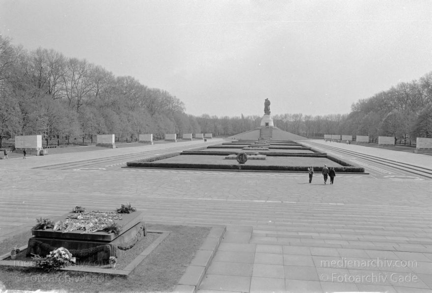 Berlin. Treptow. Sowjetisches Ehrenmal
16. 04. 1990. Berlin. Treptow. Sowjetisches Ehrenmal im Treptower Park, auch Treptower Ehrenmal
Schlüsselwörter: Berlin;Denkmal;Deutschland;Germany;Sowjetisches Ehrenmal;Treptow;Treptower Ehrenmal;1990;Treptower Park
