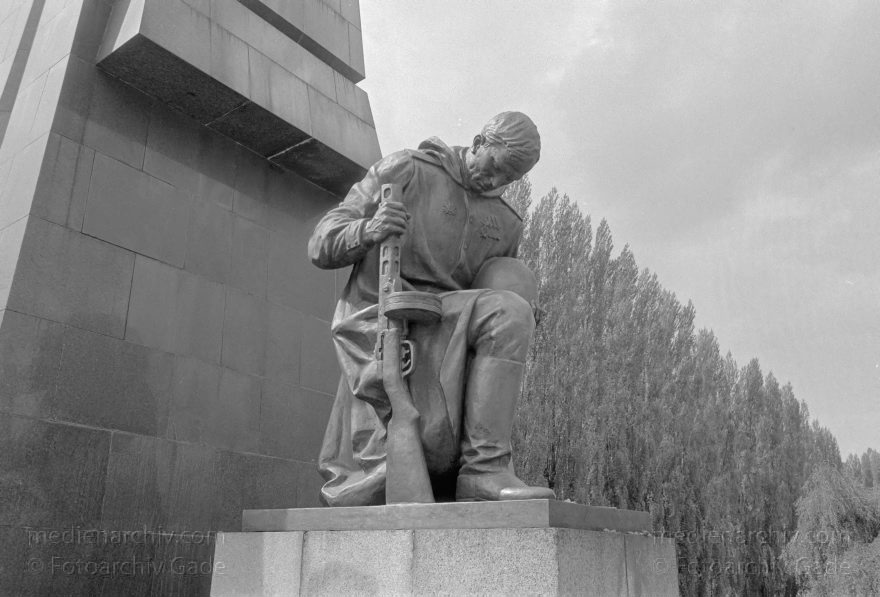 Berlin. Treptow. Sowjetisches Ehrenmal
16. 04. 1990. Berlin. Treptow. Sowjetisches Ehrenmal im Treptower Park, auch Treptower Ehrenmal
Schlüsselwörter: Berlin;Denkmal;Deutschland;Germany;Sowjetisches Ehrenmal;Treptow;Treptower Ehrenmal;1990;Treptower Park