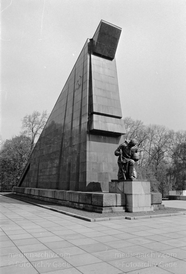 Berlin. Treptow. Sowjetisches Ehrenmal
16. 04. 1990. Berlin. Treptow. Sowjetisches Ehrenmal im Treptower Park, auch Treptower Ehrenmal
Schlüsselwörter: Berlin;Denkmal;Deutschland;Germany;Sowjetisches Ehrenmal;Treptow;Treptower Ehrenmal;1990;Treptower Park