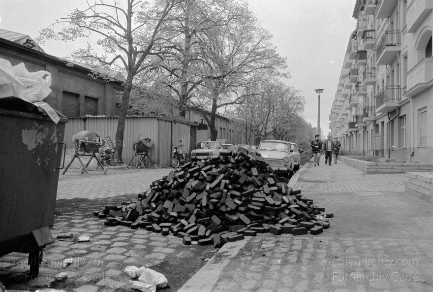 Berlin. Treptow. Kohle. Brennstoff. Briketts
16. 04. 1990. Berlin. Treptow. Kohle. Brennstoff. Briketts
Schlüsselwörter: Berlin;Brennstoff;Briketts;Deutschland;Germany;Kohle;1990;Treptow