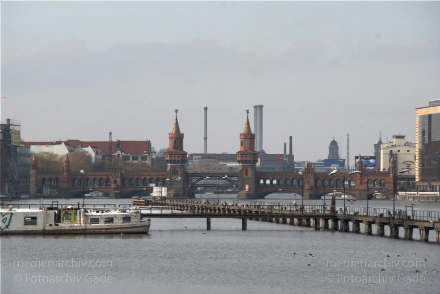 Berlin. Treptow. Spree. Winter. Eis. Schnee. Ausflugsdamper Mediaspree. Oberbaumbrücke.
31. 1. 2010. Berlin. Treptow. Fluss Spree. Winter. Eis. Schnee. Ausflugsdamper Mediaspree. Oberbaumbrücke.
Schlüsselwörter: Berlin;Deutschland;Fluss;Germany;Oberbaumbrücke;Schnee;Spree;Treptow;2010;Winter