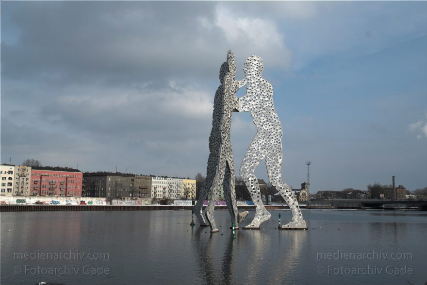 Berlin. Treptow. Zugefrorene SpreeBerlin. Molekular Man. Skulptur in der Spree von Jonathan Borofsky.
21. 2. 2010. Berlin. Treptow. Zugefrorene Spree. Berlin Molekular Man. Skulptur in der Spree von Jonathan Borofsky.
Schlüsselwörter: Berlin;Berlin Molecule Man;Deutschland;Eis;Germany;Molekular Man;Schnee;Spree;Treptow;2010;Winter