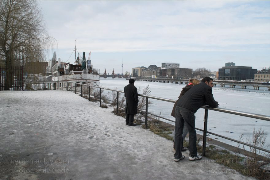 Berlin. Treptow. Spree. Winter. Eis. Schnee.
21. 2. 2010. Berlin. Treptow. Fluss Spree. Winter. Eis. Schnee.
Schlüsselwörter: Berlin;Deutschland;Eis;Fluss;Germany;Schnee;Spree;Treptow;2010;Winter