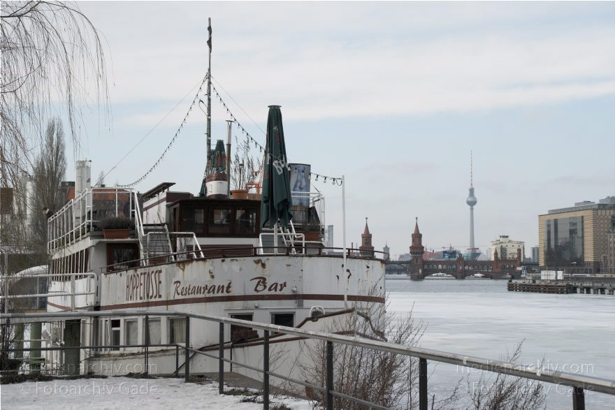 Berlin. Treptow. Spree. Winter. Eis. Schnee. Hoppetosse.
21. 2. 2010. Berlin. Treptow. Fluss Spree. Winter. Eis. Schnee. Hoppetosse.
Schlüsselwörter: Ausflugsdampfer;Berlin;Boot;Dampfer;Deutschland;Eis;Fluss;Germany;Schnee;Spree;Treptow;2010;Winter
