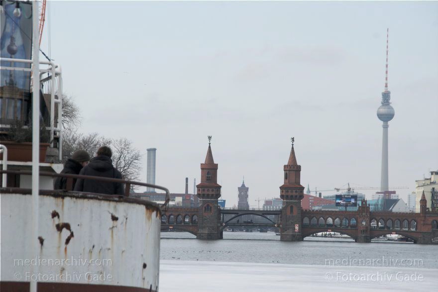 Berlin. Treptow. Spree. Winter. Eis. Schnee. Oberbaumbrücke. Fernsehturm. Ausflugsdampfer Hoppetosse
21. 2. 2010. Berlin. Treptow. Fluss Spree. Winter. Eis. Schnee. Oberbaumbrücke. Fernsehturm. Ausgemusterter Ausflugsdampfer 'Hoppetosse'. umgewidmet als Restaurant.
Schlüsselwörter: Berlin;Deutschland;Eis;Fluss;Germany;Schnee;Spree;Treptow;2010;Winter