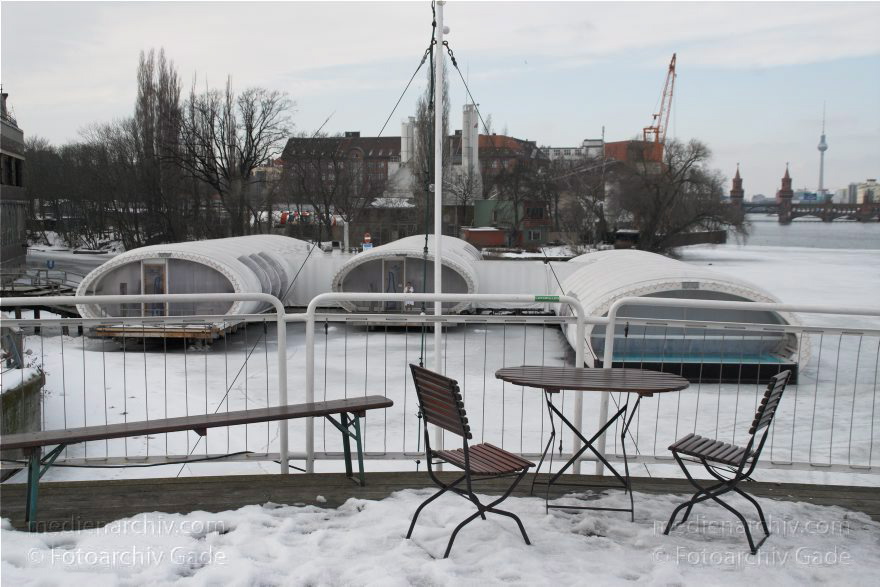 Berlin. Treptow. Spree. Winter. Eis. Schnee. Sauna und Schwimmbad. Ausflugsdampfer Hoppetosse
21. 2. 2010. Berlin. Treptow. Fluss Spree. Winter. Eis. Schnee. Sauna und Schwimmbad. Auf dem ausgemusterten Ausflugsdampfer 'Hoppetosse'. umgewidmet als Restaurant.
Schlüsselwörter: Berlin;Deutschland;Eis;Fluss;Germany;Sauna;Schnee;Schwimmbad;Spree;Treptow;2010;Winter