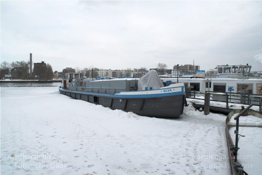 Berlin. Treptow. Spree. Winter. Eis. Schnee. Boote im Eis.
21. 2. 2010. Berlin. Treptow. Fluss Spree. Winter. Eis. Schnee. Boote im Eis.
Schlüsselwörter: Berlin;Boote;Deutschland;Eis;Germany;Schnee;Spree;Treptow;2010;Winter