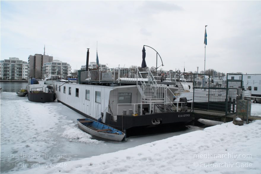 Berlin. Treptow. Spree. Winter. Eis. Schnee. Boote im Eis.
21. 2. 2010. Berlin. Treptow. Fluss Spree. Winter. Eis. Schnee. Boote im Eis.
Schlüsselwörter: Berlin;Boote;Deutschland;Eis;Germany;Schnee;Spree;Treptow;2010;Winter