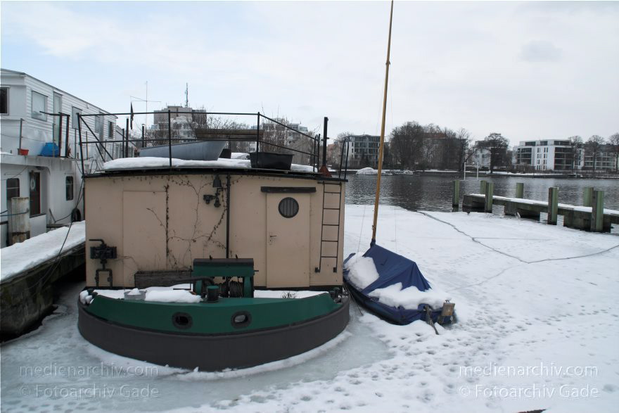 Berlin. Treptow. Spree. Winter. Eis. Schnee. Boote im Eis.
21. 2. 2010. Berlin. Treptow. Fluss Spree. Winter. Eis. Schnee. Boote im Eis.
Schlüsselwörter: Berlin;Boote;Deutschland;Eis;Germany;Schnee;Spree;Treptow;2010;Winter
