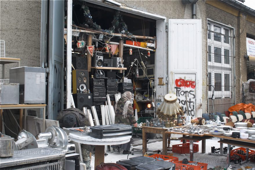 Berlin. Treptow. Eichenstraße. Treptower Art Center. Trödelmarkt. Flohmarkt. Großer Basar in Hallen
21. 2. 2010. Berlin. Treptow. Eichenstraße. 'Treptower Art Center'. Trödelmarkt. Flohmarkt. Großer Basar in 4000 qm Hallen. Die rummeligen Hallen wirken wie die Lager von Haushaltsauflösern.
Schlüsselwörter: Basar;Berlin;Deutschland;Flohmarkt;Germany;Treptow;2010;Trödelmarkt