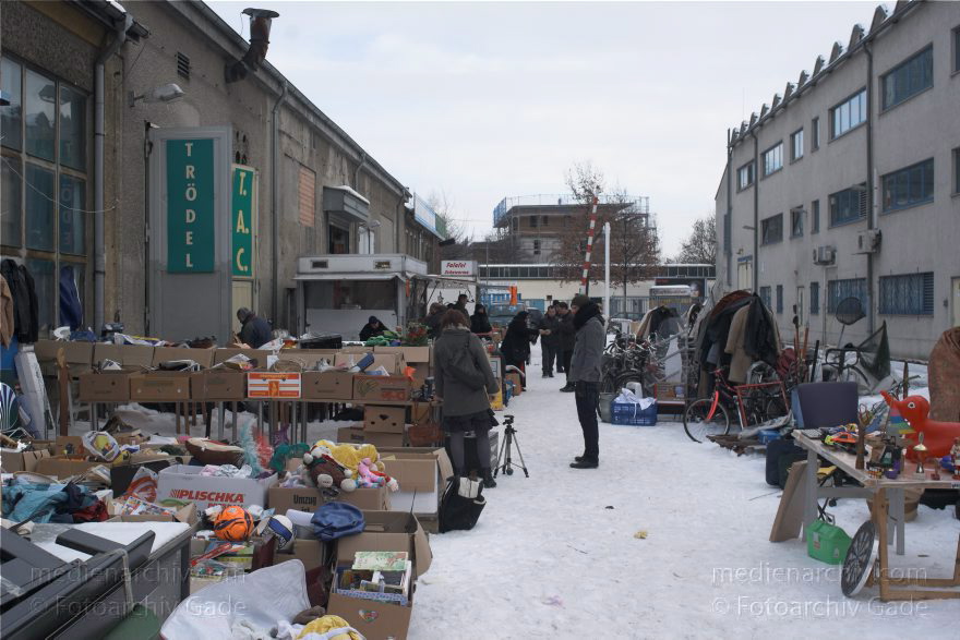 Berlin. Treptow. Eichenstraße. Treptower Art Center. Trödelmarkt. Flohmarkt. Großer Basar in Hallen
21. 2. 2010. Berlin. Treptow. Eichenstraße. 'Treptower Art Center'. Trödelmarkt. Flohmarkt. Großer Basar in 4000 qm Hallen. Die rummeligen Hallen wirken wie die Lager von Haushaltsauflösern.
Schlüsselwörter: Basar;Berlin;Deutschland;Flohmarkt;Germany;Treptow;2010;Trödelmarkt