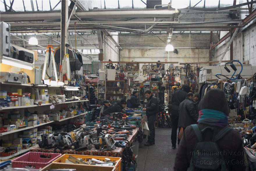Berlin. Treptow. Eichenstraße. Treptower Art Center. Trödelmarkt. Flohmarkt. Großer Basar in Hallen
21. 2. 2010. Berlin. Treptow. Eichenstraße. 'Treptower Art Center'. Trödelmarkt. Flohmarkt. Großer Basar in 4000 qm Hallen. Die rummeligen Hallen wirken wie die Lager von Haushaltsauflösern.
Schlüsselwörter: Basar;Berlin;Deutschland;Flohmarkt;Germany;Treptow;2010;Trödelmarkt