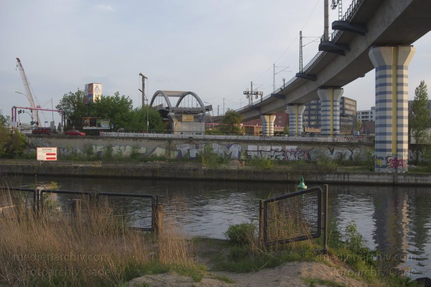 Berlin. Nordufer. Eisenbahnbrücke
9. 5. 2015. Berlin. Mitte. vorne Wedding. hinten Moabit. Mettmannplatz. Nordufer. Eisenbahnbrücke. Berlin-Spandauer-Schifffahrtskanal
Schlüsselwörter: 2015;Berlin;Berlin-Spandauer-Schiffahrtskanal;Berlin-Spandauer-Schifffahrtskanal;Mettmannplatz;Mitte;Nordufer;Wedding;Moabit