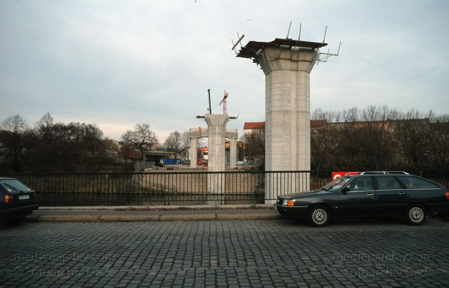 Berlin. Tiergarten. Mitte. Wedding. Neubau einer Brücke über den Berliner-Spandauer-Schiffahrstkanal.
11. 1999. Berlin. Tiergarten. Mitte. Wedding. Neubau einer Brücke über den Berlin-Spandauer-Schiffahrstkanal.
Schlüsselwörter: Berlin;Berlin-Spandauer-Schiffahrtskanal;Brücke;Deutschland;Germany;Neubau;1999;Pfeiler