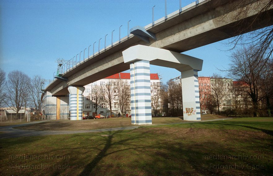 Berlin. Wedding. Mitte. Neubau einer Brücke über den Mettmannplatz.
März 2002. Berlin. Wedding. Mitte. Neubau einer Brücke über den Mettmannplatz.
Schlüsselwörter: Berlin;Brücke;Deutschland;Germany;Mettmannplatz;Mitte;Tegeler Straße;2002;Wedding