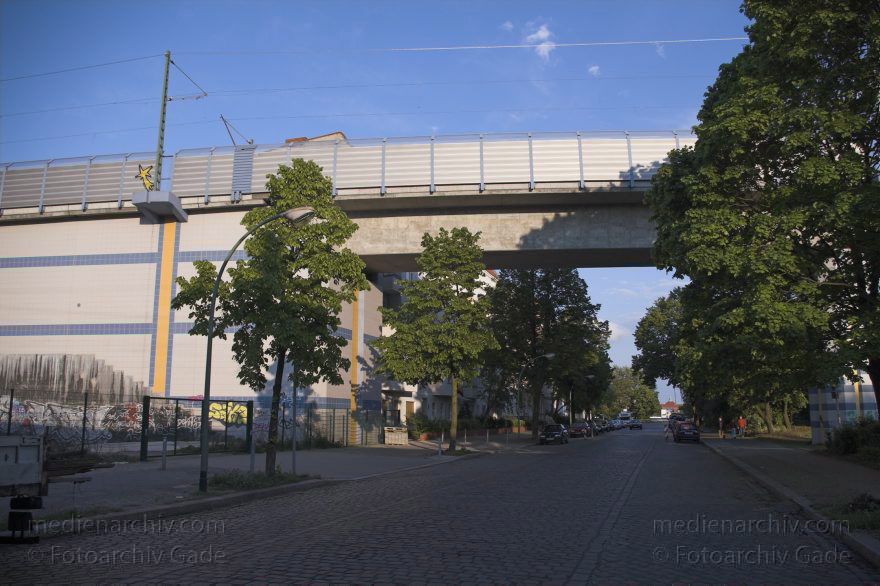 Berlin. Wedding. S-Bahnbrücke am Mettmannplatz. Tegelerweg.
15. 5. 2005. Berlin. Mitte. Wedding. S-Bahnbrücke am Mettmannplatz. Tegelerweg.
Schlüsselwörter: Berlin;Deutschland;Germany;Mettmannplatz;Mitte;S-Bahnbrücke;2005;Wedding