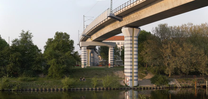 Berlin. Tiergarten. Wedding. Mettmannpark am Berliner-Spandauer-Schiffahrtskanal. Bahnbrücke
7. 5. 2006. Berlin. Mitte. Tiergarten. Wedding. Mettmannpark am Berlin-Spandauer-Schiffahrtskanal. Bahnbrücke
Schlüsselwörter: Berlin;Berlin Spandauer Schiffahrtskanal;Berlin-Spandauer-Schiffahrtskanal;Deutschland;Germany;Mettmannpark;Tiergarten;2006;Wedding