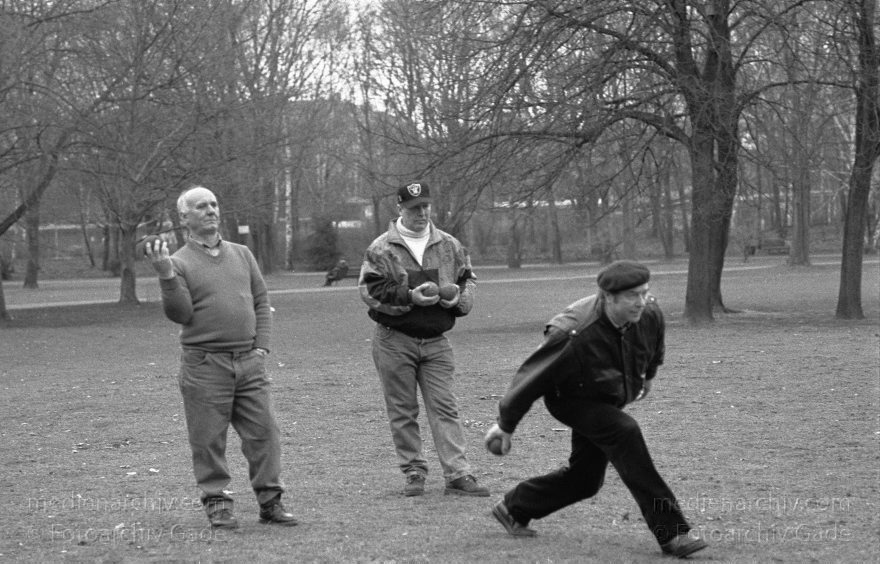 Berlin. Wedding. Boulepartie im Park Humboldthain
04. 03. 1995. Berlin. Wedding. Boulepartie im Park Humboldthain
Schlüsselwörter: Berlin;Deutschland;Germany;Humboldthain;Park;1995;Wedding