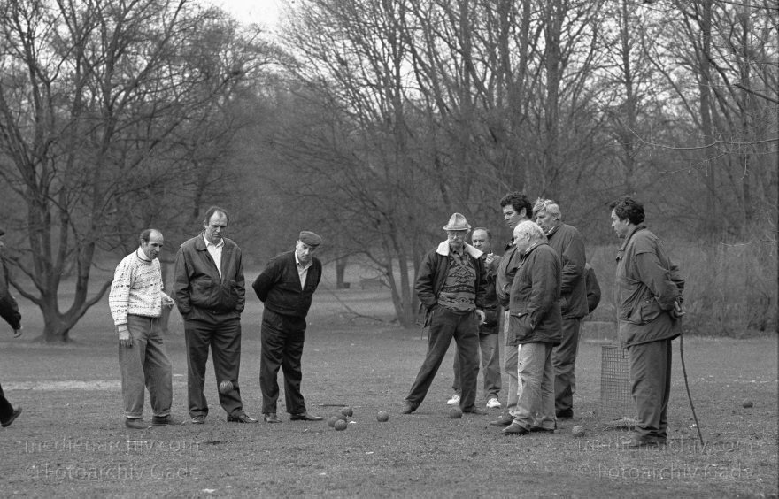 Berlin. Wedding. Boulepartie im Park Humboldthain
04. 03. 1995. Berlin. Wedding. Boulepartie im Park Humboldthain
Schlüsselwörter: Berlin;Deutschland;Germany;Humboldthain;Park;1995;Wedding