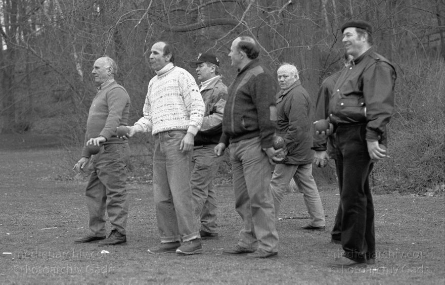 Berlin. Wedding. Boulepartie im Park Humboldthain
04. 03. 1995. Berlin. Wedding. Boulepartie im Park Humboldthain
Schlüsselwörter: Berlin;Deutschland;Germany;Humboldthain;Park;1995;Wedding