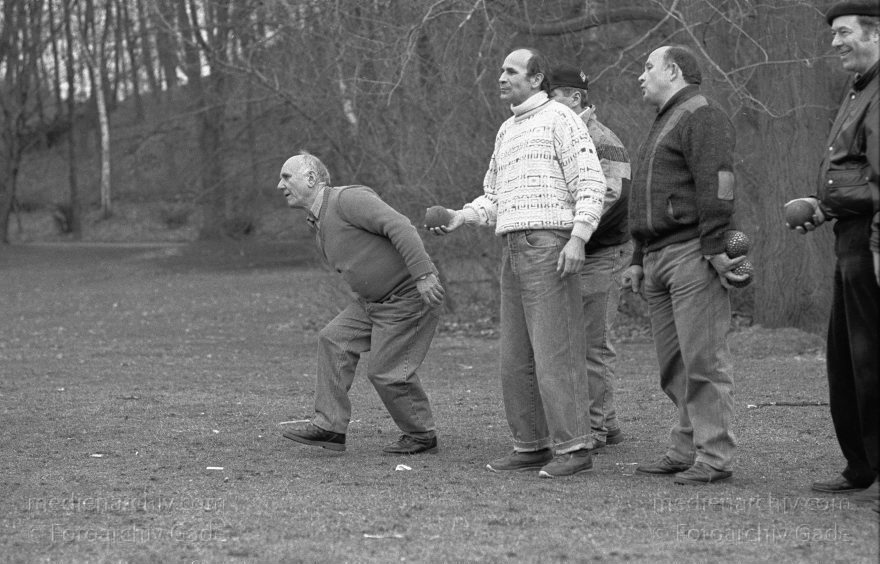 Berlin. Wedding. Boulepartie im Park Humboldthain
04. 03. 1995. Berlin. Wedding. Boulepartie im Park Humboldthain
Schlüsselwörter: Berlin;Deutschland;Germany;Humboldthain;Park;1995;Wedding