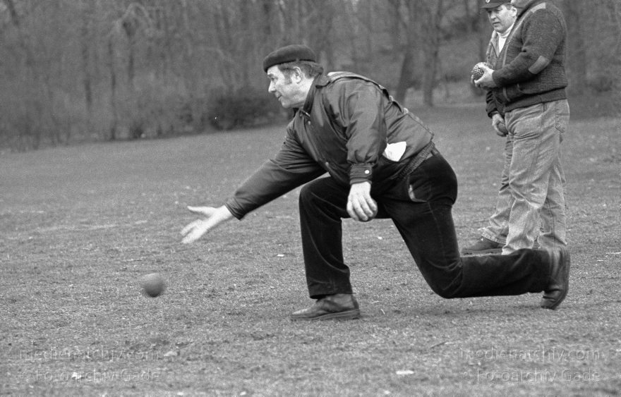 Berlin. Wedding. Boulepartie im Park Humboldthain
04. 03. 1995. Berlin. Wedding. Boulepartie im Park Humboldthain
Schlüsselwörter: Berlin;Deutschland;Germany;Humboldthain;Park;1995;Wedding