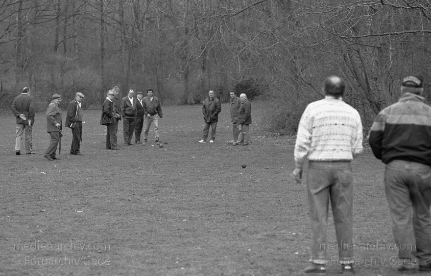 Berlin. Wedding. Boulepartie im Park Humboldthain
04. 03. 1995. Berlin. Wedding. Boulepartie im Park Humboldthain
Schlüsselwörter: Berlin;Deutschland;Germany;Humboldthain;Park;1995;Wedding