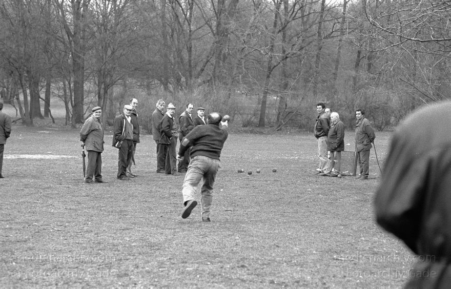 Berlin. Wedding. Boulepartie im Park Humboldthain
04. 03. 1995. Berlin. Wedding. Boulepartie im Park Humboldthain
Schlüsselwörter: Berlin;Deutschland;Germany;Humboldthain;Park;1995;Wedding