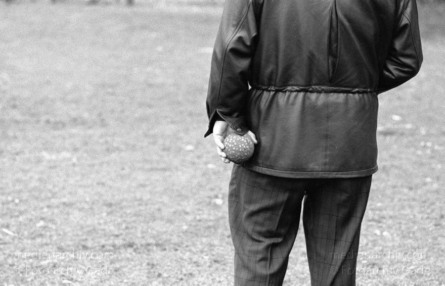 Berlin. Wedding. Boulepartie im Park Humboldthain
04. 03. 1995. Berlin. Wedding. Boulepartie im Park Humboldthain
Schlüsselwörter: Berlin;Deutschland;Germany;Humboldthain;Park;1995;Wedding