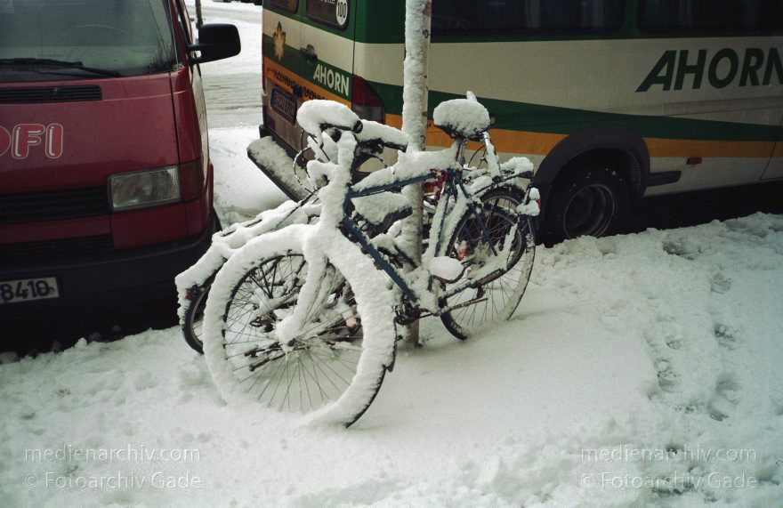 Berlin. Wedding. Winter. Schnee. Verschneite Fahrräder.
Dezember 1998. Berlin. Wedding. Winter. Schnee. Verschneite Fahrräder.
Schlüsselwörter: Berlin;Deutschland;Fahrrad;Germany;Mitte;Nordufer;Schnee;verschneit;Wedding;1998;Winter