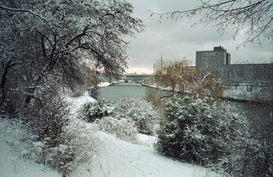 Berlin. Wedding. Winter. Schnee. Verschneites Nordufer.
Dezember 1998. Berlin. Wedding. Winter. Schnee. Verschneites Nordufer.
Schlüsselwörter: Berlin;Deutschland;Germany;Mitte;Nordufer;Schnee;verschneit;Wedding;1998;Winter