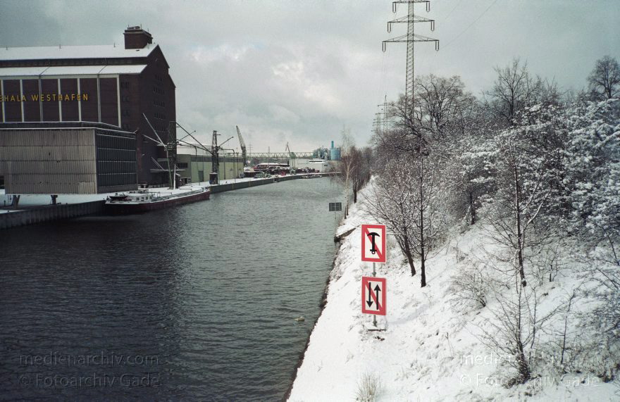 Berlin. Tiergarten. Wedding. Winter. Schnee. Verschneite Ufer am Berliner-Spandauer-Schiffahrtskanal. links: Westhafen
Dezember 1998. Berlin. Tiergarten. Wedding. Winter. Schnee. Verschneite Ufer am Berlin-Spandauer-Schiffahrtskanal. links: Westhafen
Schlüsselwörter: Berlin;Deutschland;Germany;Mitte;Nordufer;Schnee;Tiergarten;verschneit;Wedding;Westhafen;1998;Winter