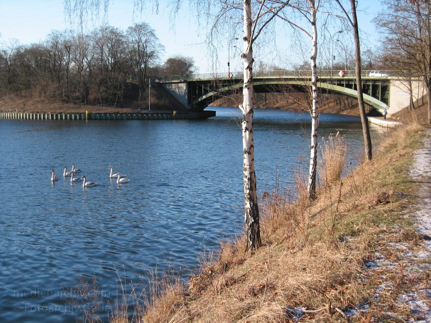 Berlin. Neukölln. Blick von der Grenzallebrücke auf den Oberhafen und Unterhafen.
Januar 2003. Berlin. Neukölln. Blick von der Grenzallebrücke auf den Oberhafen und Unterhafen.
Schlüsselwörter: Berlin;Berlin-Spandauer Schiffahrtsk;Berlin-Spandauer Schifffahrtskan;Brücke;Deutschland;Germany;Mitte;Nordufer;2003;Wedding