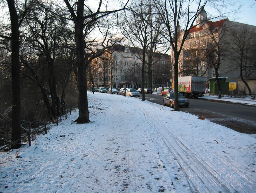 Berlin. Wedding. Nordufer. Winter. verschneiter Gehweg. Fahrradweg
5. Januar 2003. Berlin. Mitte. Wedding. Nordufer. Winter. verschneiter Gehweg. Fahrradweg
Schlüsselwörter: Berlin;Deutschland;Fahrradweg;Gehweg;Germany;Mitte;Nordufer;verschneit;Wedding;2003;Winter