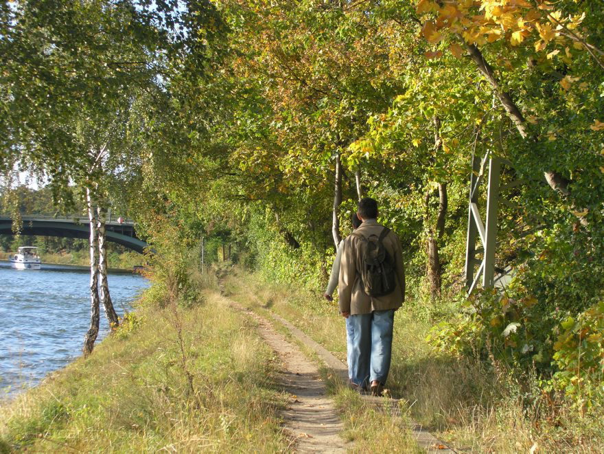 Berlin. Wedding. Tiergarten. Weg am Berliner-Spandauer-Schiffahrtskanal. Nordufer. Herbst.
09. 10. 2004. Berlin. Mitte. Wedding. Tiergarten. Weg am Berlin-Spandauer-Schiffahrtskanal. Nordufer. Herbst.
Schlüsselwörter: Berlin;Berlin-Spandauer-Schiffahrtskanal;Deutschland;Germany;Mitte;Nordufer;2004;Wedding