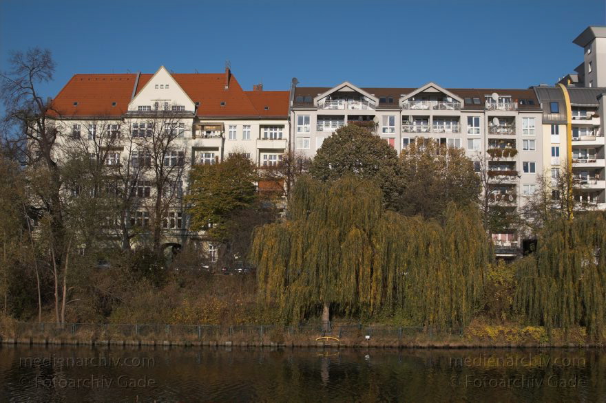 Berlin. Wedding. Blick über den Berliner-Spandauer-Schiffahrtskanal auf eine Häuserzeile am Nordufer
6. 11. 2005. Berlin. Mitte. Wedding. Blick über den Berlin-Spandauer-Schiffahrtskanal auf eine Häuserzeile am Nordufer
Schlüsselwörter: Berlin;Deutschland;Germany;Mitte;Nordufer;2005;Wedding