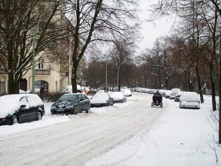 Berlin. Wedding. Winter. Schnee auf den Wegen undstraßen.
10. 1. 2010. Berlin. Mitte. Wedding. Winter. Schnee auf den Wegen und Straßen.
Schlüsselwörter: Berlin;Deutschland;Germany;Mitte;Schnee;Sprengelkiez;Wedding;2010;Winter