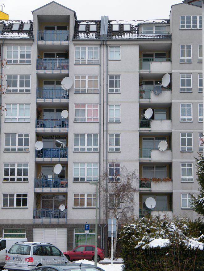 Berlin. Wedding. Nordufer. Satelittenschüsseln für den TV-Empfang aus dem Ausland an einer Hausfassade.
15. 2. 2010. Berlin. Mitte. Wedding. Nordufer. Satelittenschüsseln für den TV-Empfang aus dem Ausland an einer Hausfassade.
Schlüsselwörter: Berlin;Deutschland;Fassade;Germany;Mitte;Nordufer;Satellitenschüsseln;2010;Wedding