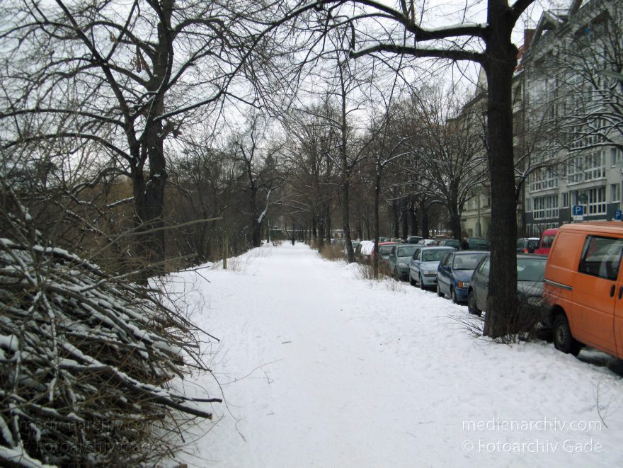 Berlin. Wedding. Nordufer. Winter. Schnee. Verscheinter Gehweg. Radweg.
15. 2 2010. Berlin. Mitte. Wedding. Nordufer. Winter. Schnee. Verscheinter Gehweg. Radweg.
Schlüsselwörter: Berlin;Deutschland;Eis;Germany;Mitte;Nordufer;Schnee;Wedding;2010;Winter