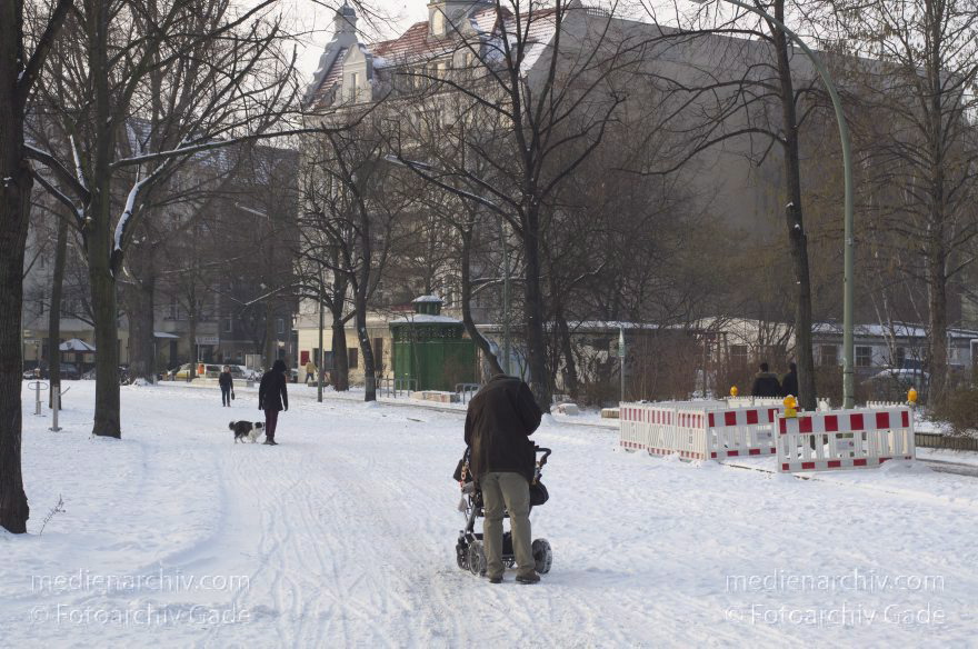 Berlin. Nordufer beim Pekinger Platz. Winter. Schnee
30. 1. 2014. Berlin. Mitte. Wedding. Nordufer beim Pekinger Platz. Winter. Schnee
Schlüsselwörter: Berlin;Cafe Achteck;Germany;Mitte;Nordufer;Pekinger Platz;Pissoir;Wedding;2014;Winter