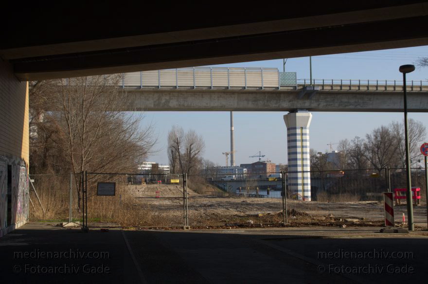 Berlin. Wedding. Nordufer. Baustelle
25. 2. 2014. Berlin. Wedding. Nordufer. Baustelle für eine Straße. Eisenbahnbrücke
Schlüsselwörter: Baustelle;Berlin;Eisenbahnbrücke;Nordufer;2014;Wedding